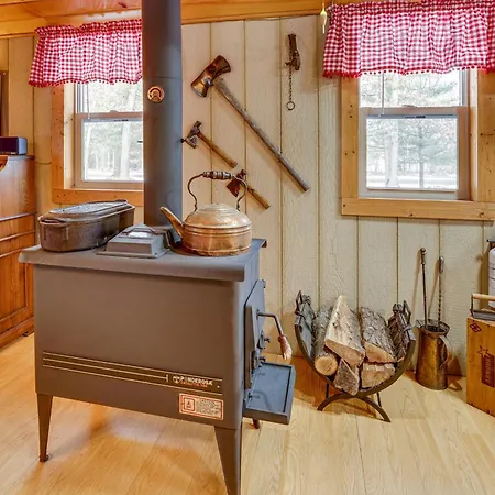 Pet-Friendly Irons Cottage About 4 Mi To Sand Lake! Exterior photo
