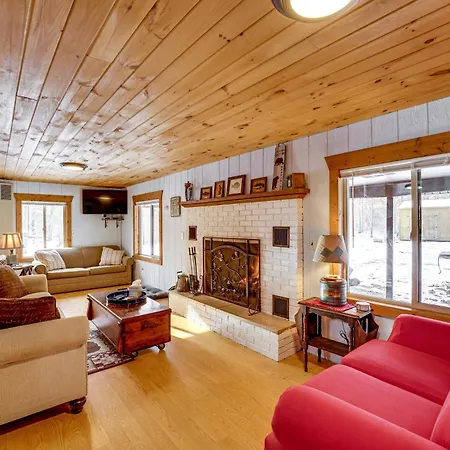 Pet-Friendly Irons Cottage About 4 Mi To Sand Lake! Exterior photo