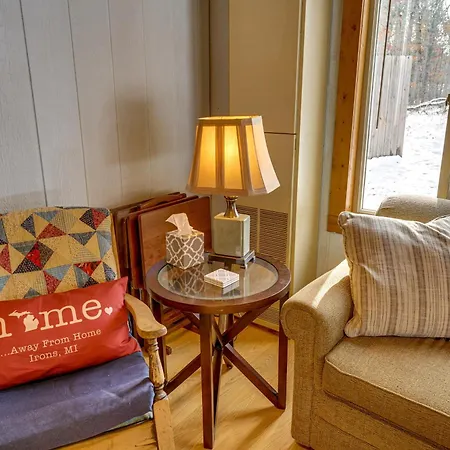 Pet-Friendly Irons Cottage About 4 Mi To Sand Lake! Exterior photo