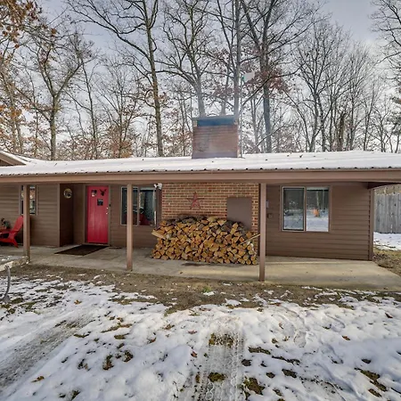 Pet-Friendly Irons Cottage About 4 Mi To Sand Lake! Exterior photo