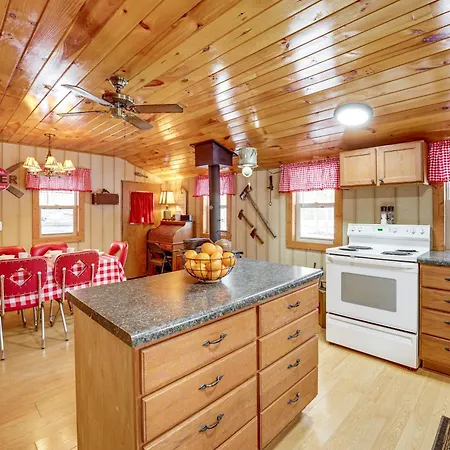 Pet-Friendly Irons Cottage About 4 Mi To Sand Lake! Exterior photo