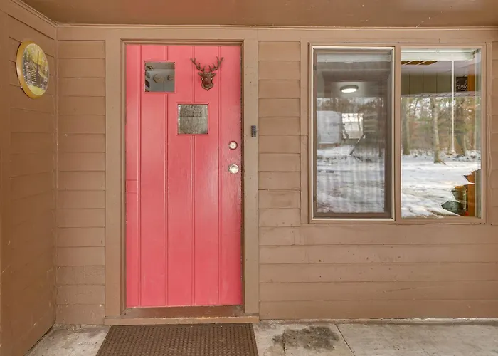 Pet-Friendly Irons Cottage About 4 Mi To Sand Lake!