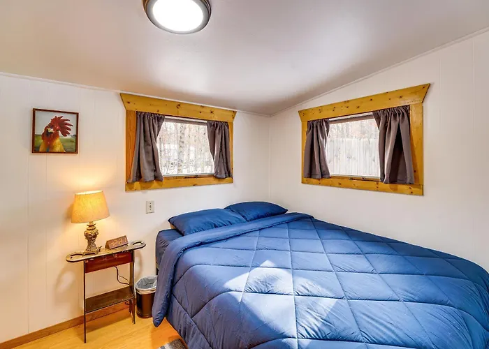 Pet-Friendly Irons Cottage About 4 Mi To Sand Lake!