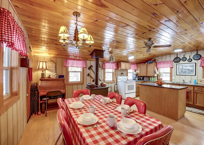 Pet-Friendly Irons Cottage About 4 Mi To Sand Lake!