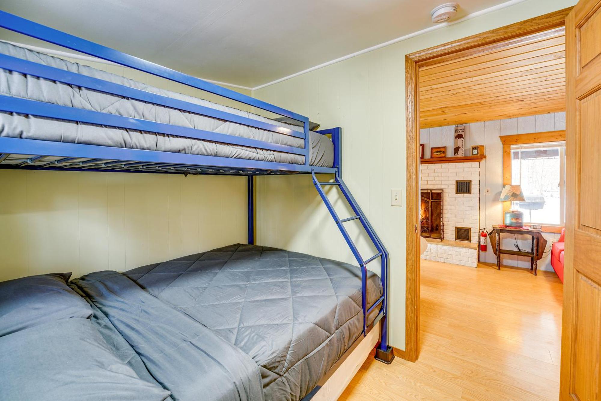Pet-friendly About 4 Mi To Lake! * Irons